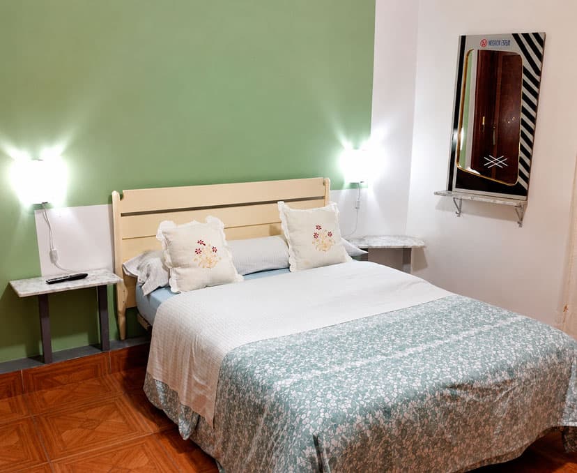 Fachada de Hostal Plaza, alojamiento en el centro de Vigo