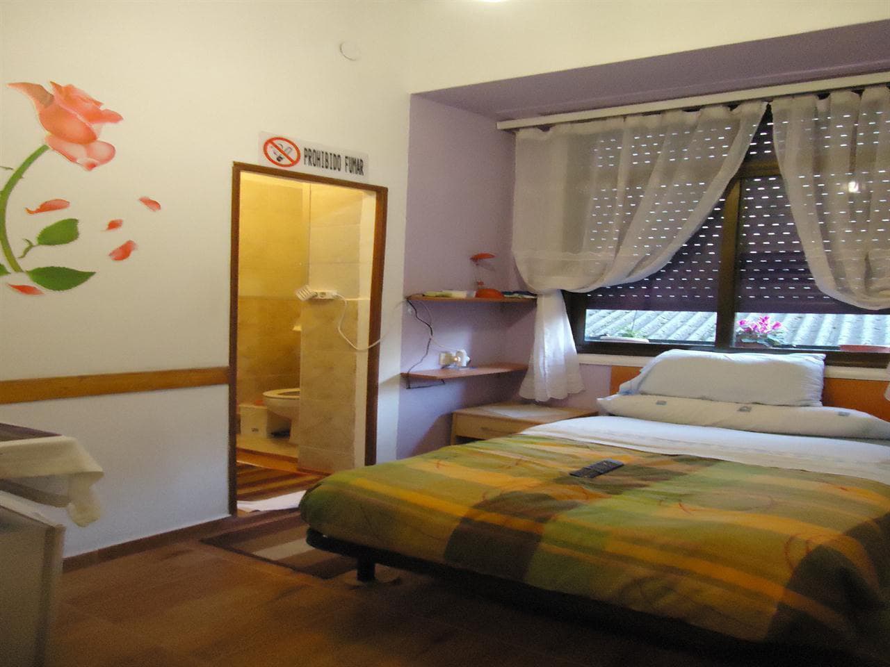 Detalle de habitación del Hostal Plaza en Vigo