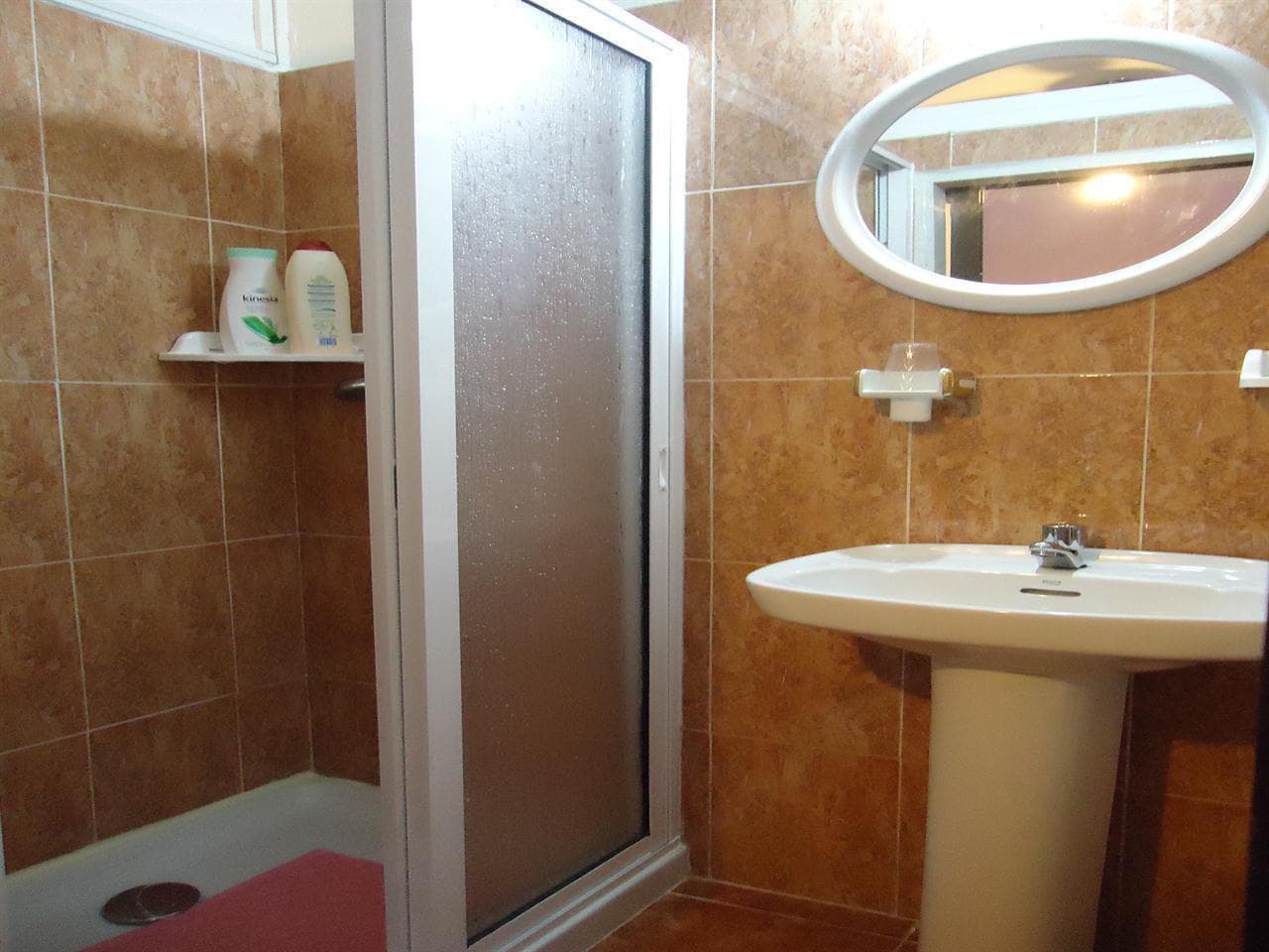 Habitación con televisión del Hostal Plaza en Vigo