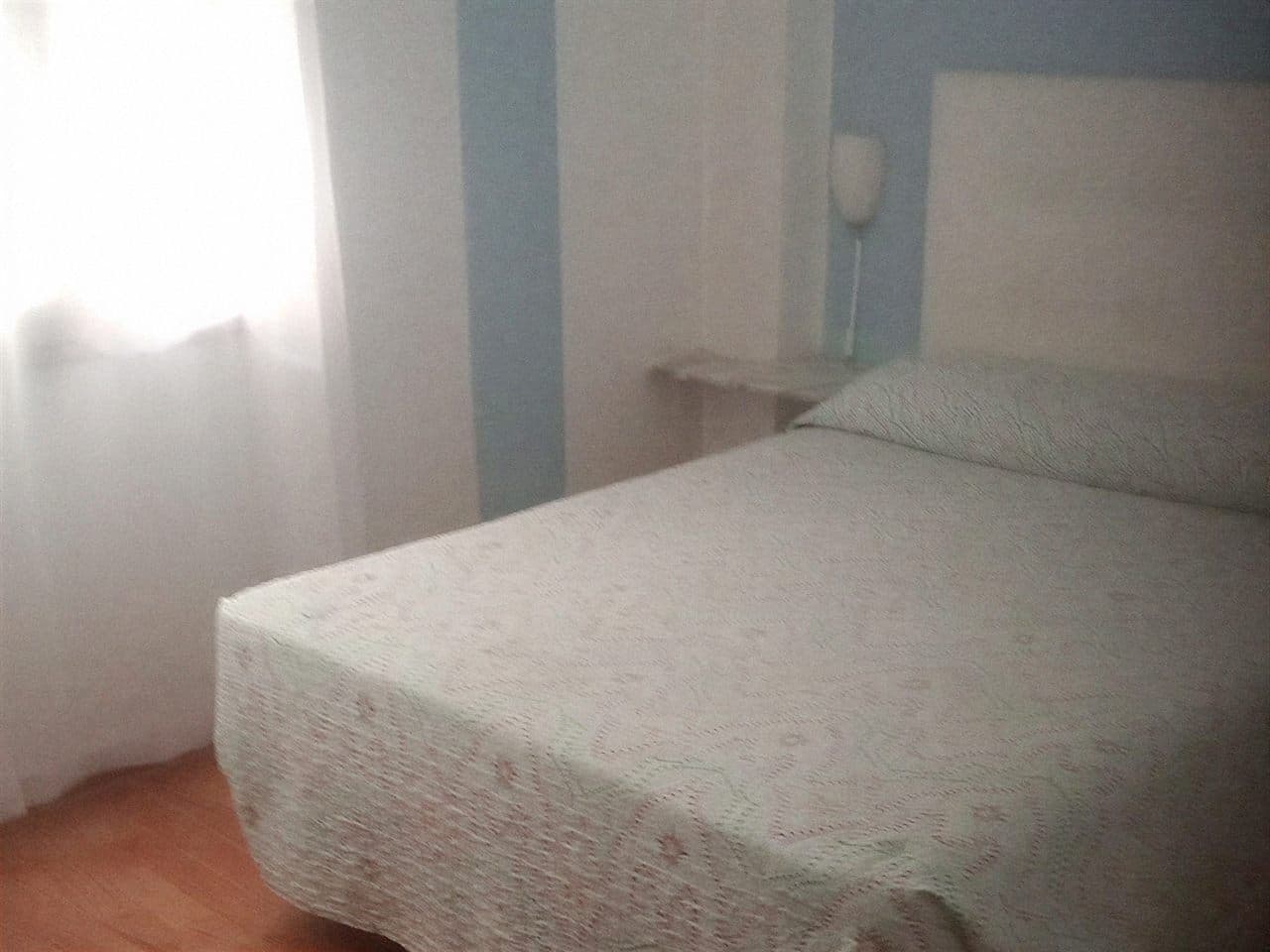 Habitación doble con luz natural del Hostal Plaza en Vigo