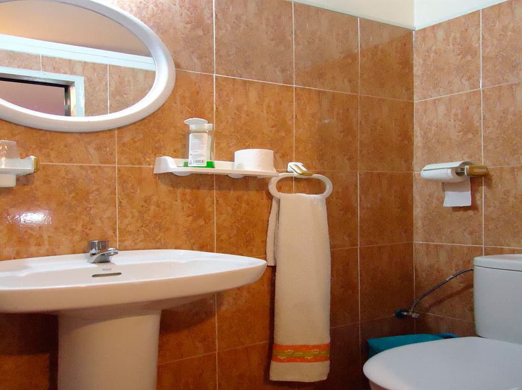 Recepción y atención al cliente del Hostal Plaza en Vigo